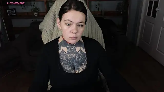 Snapshot of QwertyAnnie_Lbo chatting on April 27, 2026, 3:54 pm QwertyAnnie Lbo online show from April 27, 2026, 3:54 pm