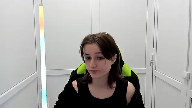 GoldenKiss online show from April 13, 2026, 6:28 am