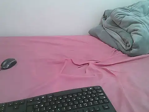 Snapshot of MsLaura24 chatting on April 11, 2026, 5:04 am MsLaura24 online show from April 11, 2026, 5:04 am