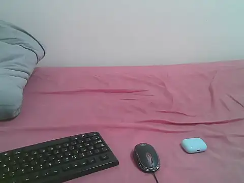 Snapshot of MsLaura24 chatting on April 12, 2026, 8:39 am MsLaura24 online show from April 12, 2026, 8:39 am