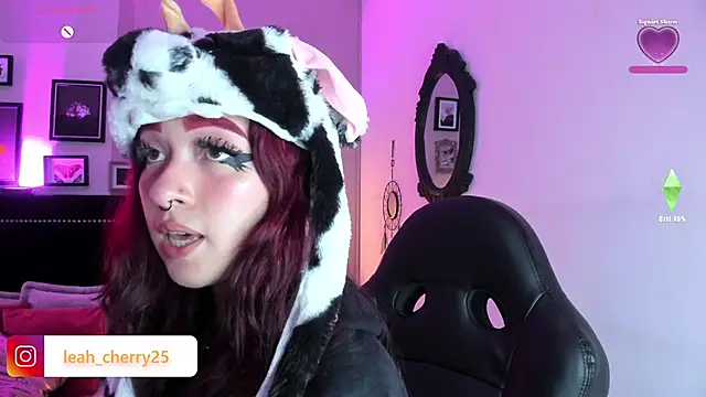 Snapshot of Leah_cherry chatting on May 17, 2026, 8:42 pm Leah cherry online show from May 17, 2026, 8:42 pm