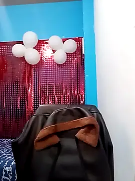 carolinhe26 online show from April 15, 2026, 11:16 pm