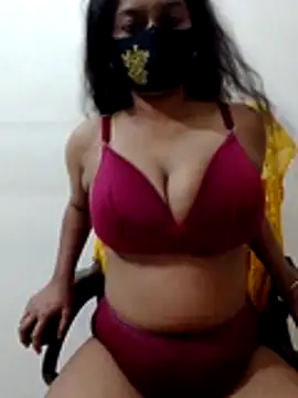 Snapshot of black-woman chatting on April 12, 2026, 4:21 pm black-woman online show from April 12, 2026, 4:21 pm