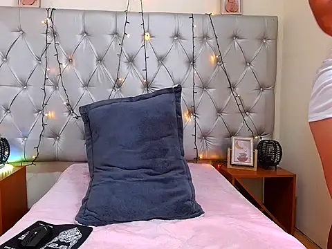 Snapshot of Sharonxt chatting on April 13, 2026, 3:38 pm Sharonxt online show from April 13, 2026, 3:38 pm