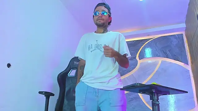 Snapshot of Josh_Hot_Sex chatting on April 14, 2026, 11:26 am Josh Hot Sex online show from April 14, 2026, 11:26 am