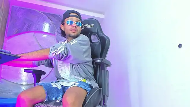 Snapshot of Josh_Hot_Sex chatting on April 13, 2026, 12:31 pm Josh Hot Sex online show from April 13, 2026, 12:31 pm