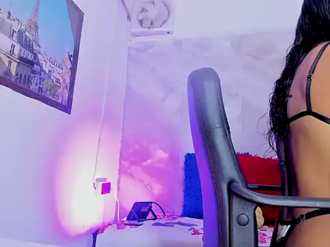 Snapshot of suriFoster chatting on April 13, 2026, 1:37 pm suriFoster online show from April 13, 2026, 1:37 pm