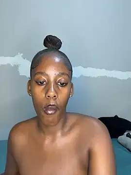 Snapshot of petite_bee chatting on April 18, 2026, 4:53 pm petite bee online show from April 18, 2026, 4:53 pm