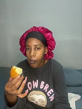 Snapshot of petite_bee chatting on May 24, 2026, 3:23 pm petite bee online show from May 24, 2026, 3:23 pm