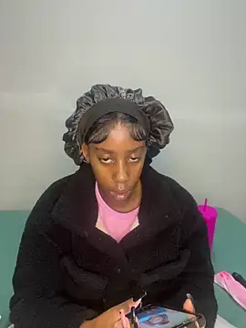 Snapshot of petite_bee chatting on May 7, 2026, 6:33 pm petite bee online show from May 7, 2026, 6:33 pm
