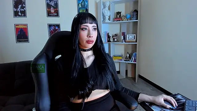 Ravenelle  online show from May 16, 2026, 11:15 pm
