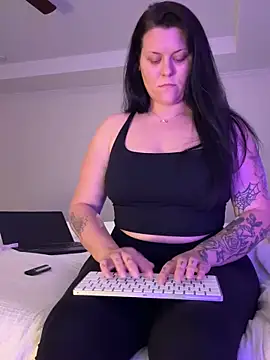 kittyykat767 online show from April 15, 2026, 2:28 am