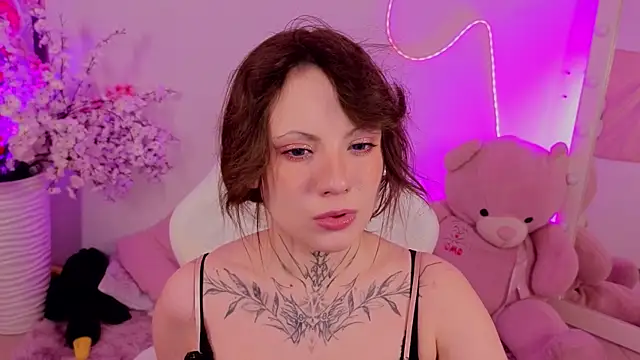 EricaMoonn online show from May 18, 2026, 9:36 am