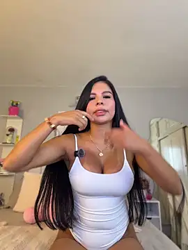 Snapshot of Elara_Luxe chatting on May 15, 2026, 9:46 pm Elara Luxe online show from May 15, 2026, 9:46 pm