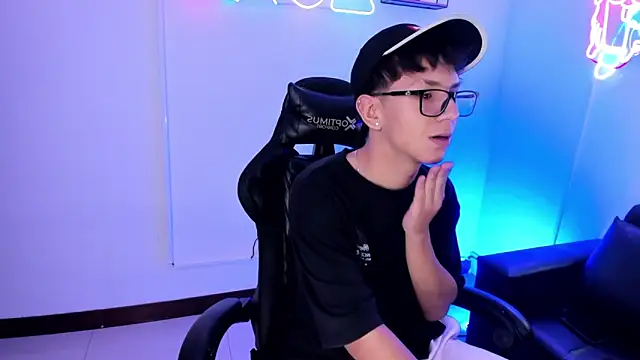 Snapshot of Adrien_silex chatting on April 16, 2026, 2:18 pm Adrien silex online show from April 16, 2026, 2:18 pm