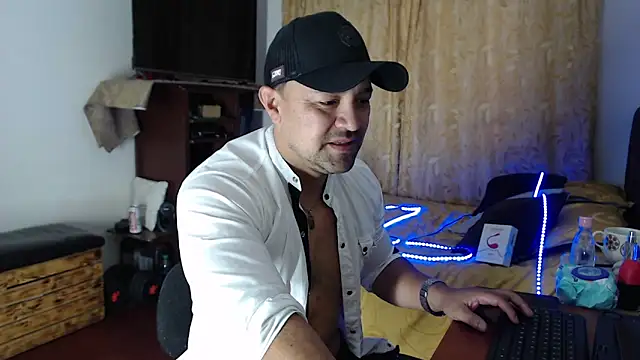 Snapshot of AlejoMoretti chatting on May 20, 2026, 12:13 pm AlejoMoretti online show from May 20, 2026, 12:13 pm