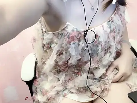 Luna3579 online show from April 25, 2026, 9:23 pm