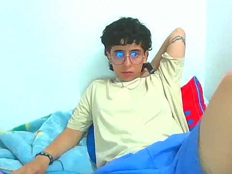 LatinHeatX22 online show from April 16, 2026, 9:39 pm