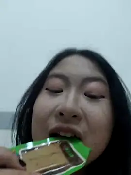 leexmm online show from April 16, 2026, 10:27 am