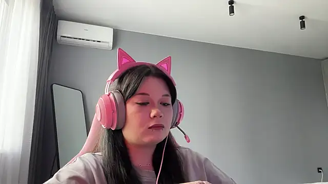 Snapshot of Alinalovelove chatting on April 16, 2026, 1:34 pm Alinalovelove online show from April 16, 2026, 1:34 pm