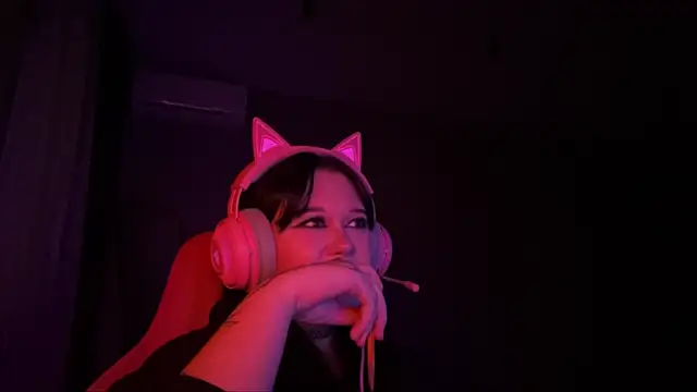 Snapshot of Alinalovelove chatting on April 15, 2026, 7:58 pm Alinalovelove online show from April 15, 2026, 7:58 pm