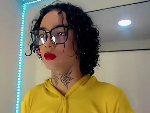 Snapshot of Darianna_A chatting on April 24, 2026, 9:17 pm Darianna A online show from April 24, 2026, 9:17 pm