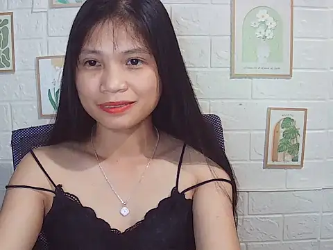 Snapshot of -Lucie-e chatting on May 18, 2026, 4:12 pm -Lucie-e online show from May 18, 2026, 4:12 pm