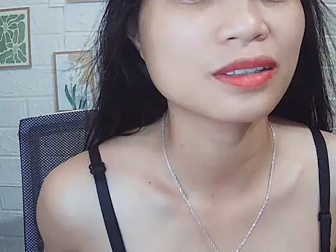 Snapshot of -Lucie-e chatting on May 21, 2026, 4:54 am -Lucie-e online show from May 21, 2026, 4:54 am