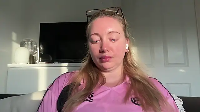 arielsweetieee online show from June 15, 2026, 4:56 am