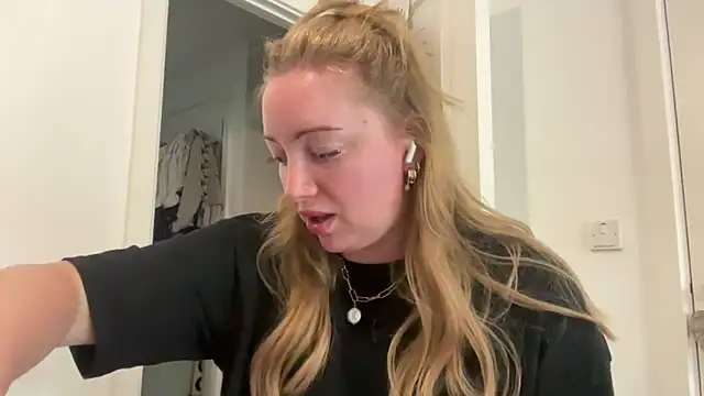 arielsweetieee online show from June 10, 2026, 2:18 pm