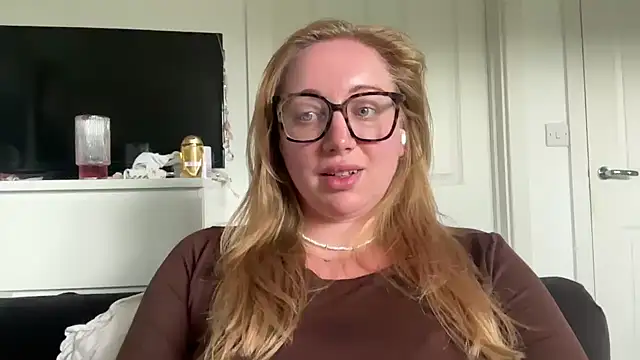 arielsweetieee online show from June 8, 2026, 3:56 pm