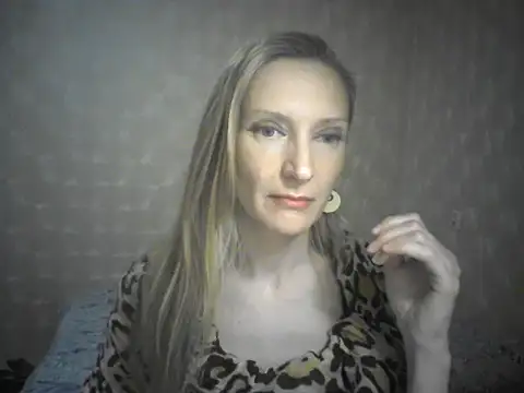 Snapshot of LunaBelle8 chatting on April 19, 2026, 6:10 pm LunaBelle8 online show from April 19, 2026, 6:10 pm