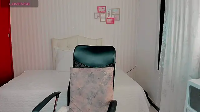 hottie emma james online show from April 19, 2026, 12:55 am