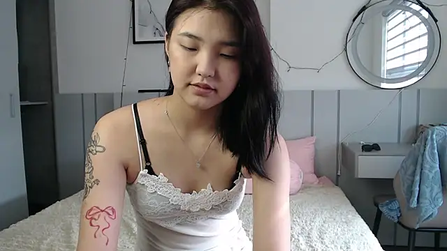 Snapshot of Maiaxoxo chatting on April 24, 2026, 12:23 am Maiaxoxo online show from April 24, 2026, 12:23 am