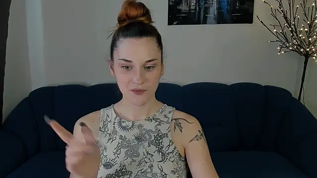 Snapshot of elani_lune chatting on June 20, 2026, 9:25 am elani lune online show from June 20, 2026, 9:25 am