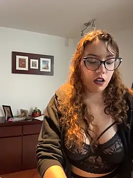 Snapshot of AliceMtz chatting on May 5, 2026, 6:55 pm AliceMtz online show from May 5, 2026, 6:55 pm