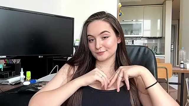 Snapshot of Emilly_Cart chatting on June 2, 2026, 4:56 am Emilly Cart online show from June 2, 2026, 4:56 am