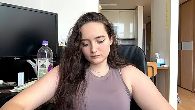 Snapshot of Emilly_Cart chatting on May 10, 2026, 2:37 am Emilly Cart online show from May 10, 2026, 2:37 am