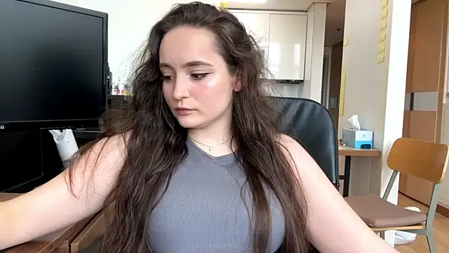 Snapshot of Emilly_Cart chatting on May 6, 2026, 3:21 am Emilly Cart online show from May 6, 2026, 3:21 am