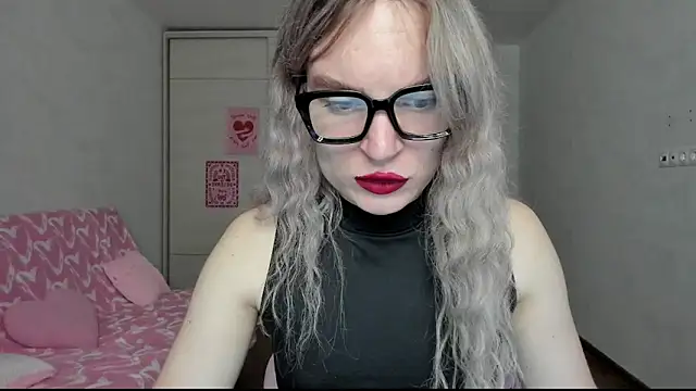 milliKira006 online show from April 29, 2026, 8:04 pm
