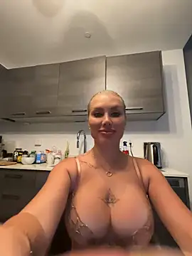 Snapshot of Karen_Luxe chatting on May 30, 2026, 11:32 pm Karen Luxe online show from May 30, 2026, 11:32 pm