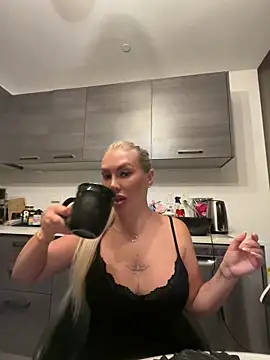Snapshot of Karen_Luxe chatting on June 2, 2026, 1:05 am Karen Luxe online show from June 2, 2026, 1:05 am