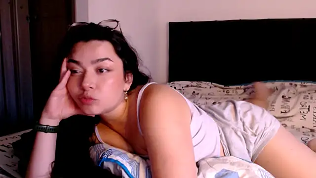 Leona-12 online show from June 20, 2026, 10:37 pm