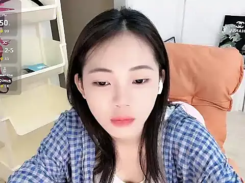 qiuwww003 online show from April 20, 2026, 8:17 am