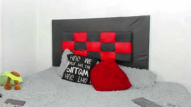 camila valenciia  online show from April 21, 2026, 12:34 am