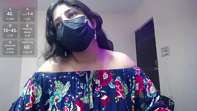 Snapshot of -Queenie chatting on May 29, 2026, 6:47 pm -Queenie online show from May 29, 2026, 6:47 pm