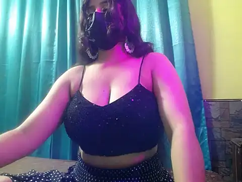 -Queenie online show from July 3, 2026, 7:20 pm