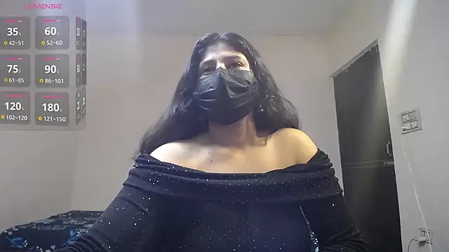 Snapshot of -Queenie chatting on May 9, 2026, 6:33 pm -Queenie online show from May 9, 2026, 6:33 pm