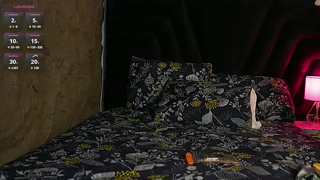HoneyHipss online show from August 4, 2026, 12:31 pm