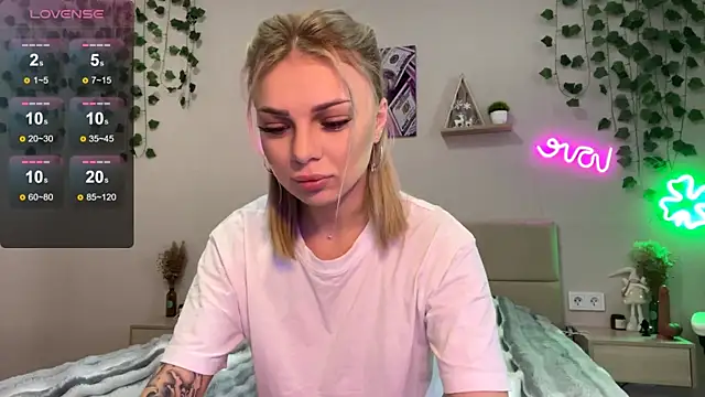 Snapshot of CandyRass chatting on May 20, 2026, 9:17 am CandyRass online show from May 20, 2026, 9:17 am